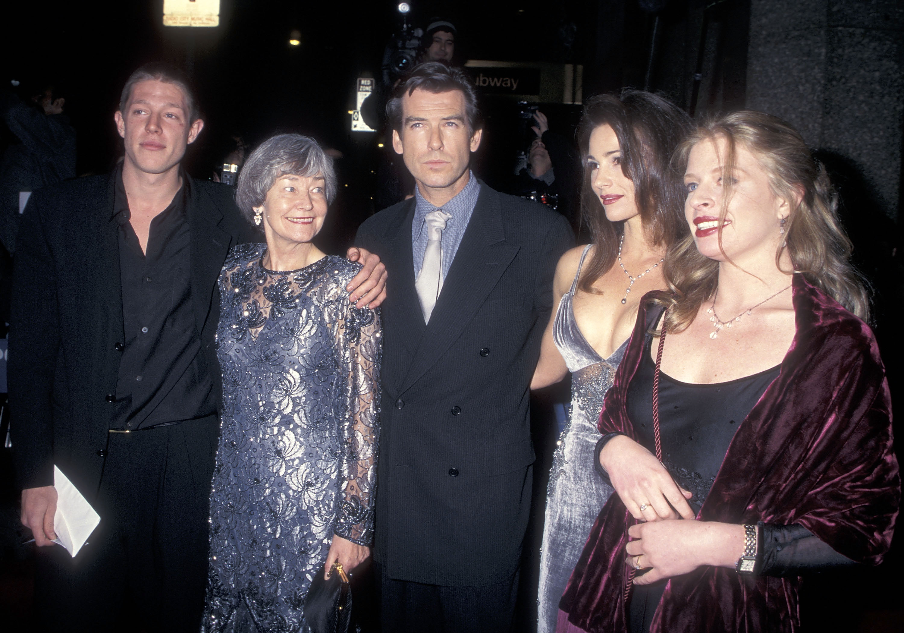 Christopher Brosnan, Pierce Brosnan's mother May Smith, Pierce Brosnan,  Keely Shaye Smith, and Charlotte Brosnan at the "GoldenEye" premiere party on November 13, 1995, in New York | Source: Getty Images