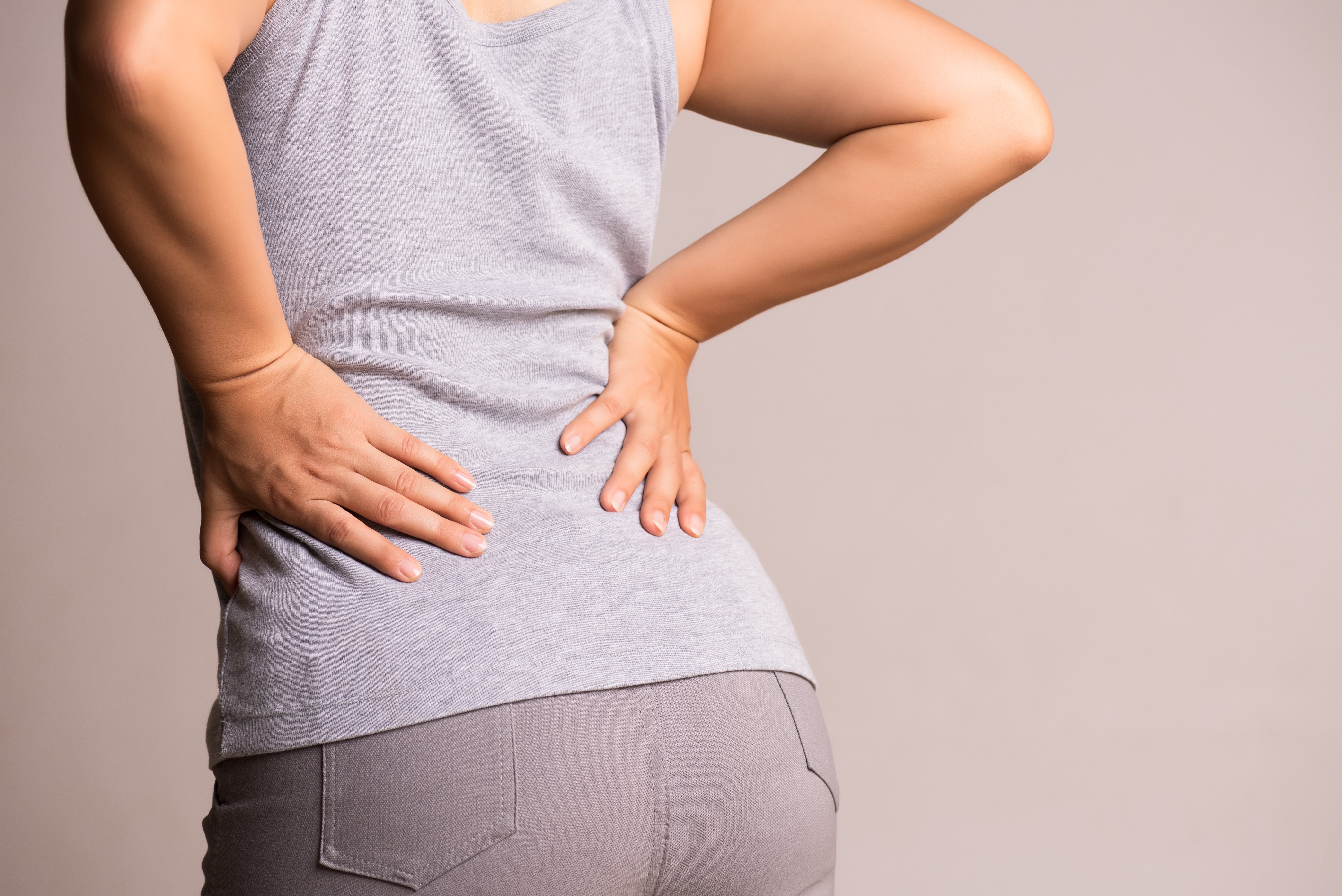 Mujer con dolor de espalda. | Foto: Shutterstock