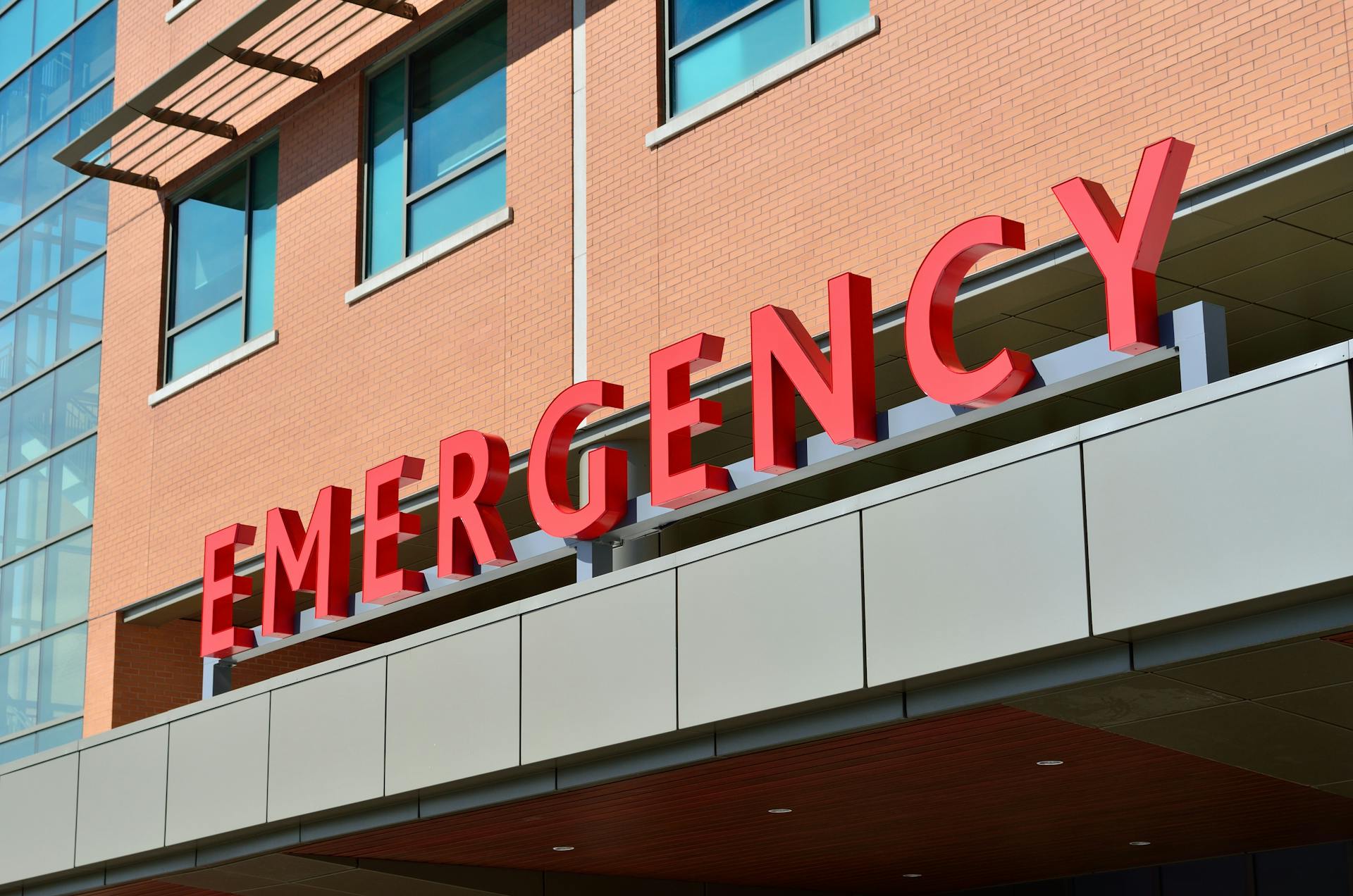 An emergency sign at a hospital. For illustration purposes only  | Source: Pexels