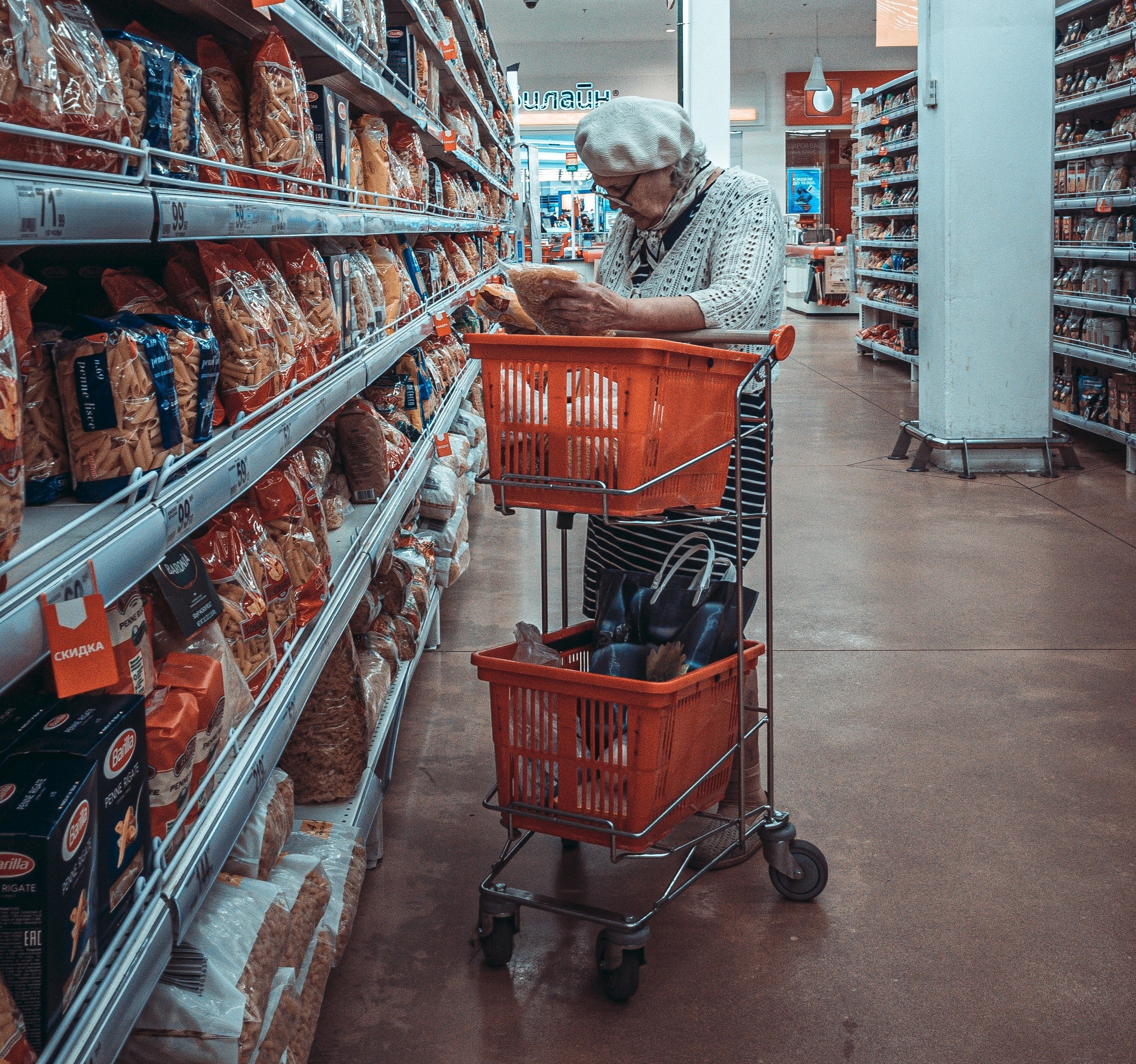 Henry paid for the old lady's groceries. | Source: Unsplash