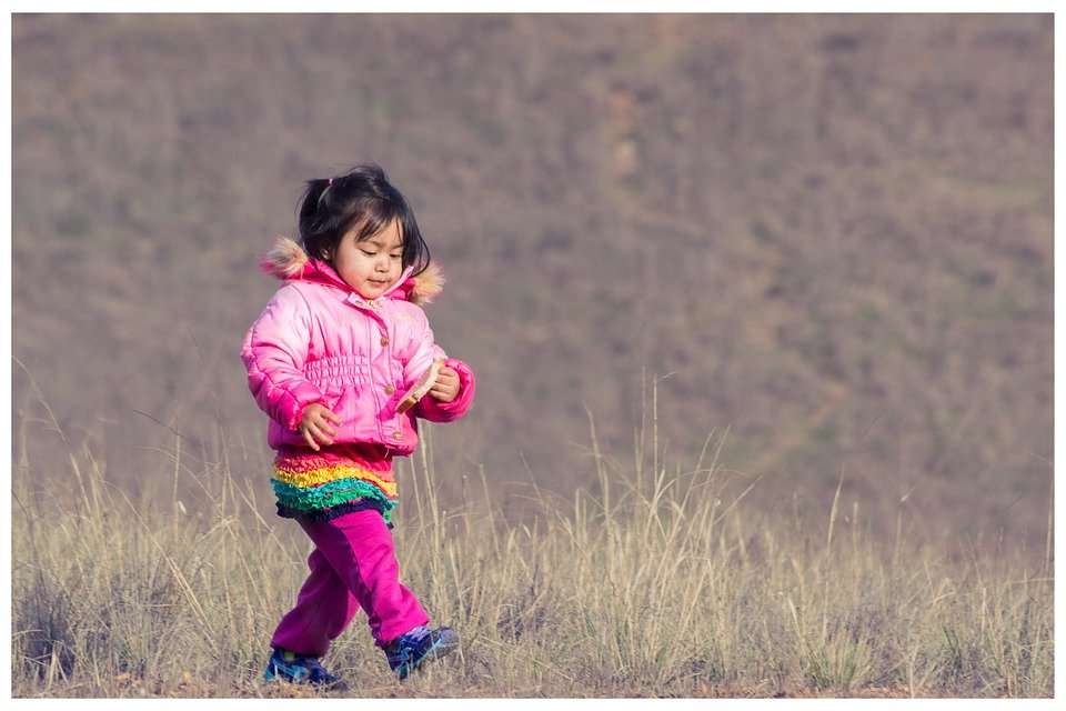 Niña caminando sola │Imagen tomada de: Pixabay Niña caminando sola │Imagen tomada de: Pixabay