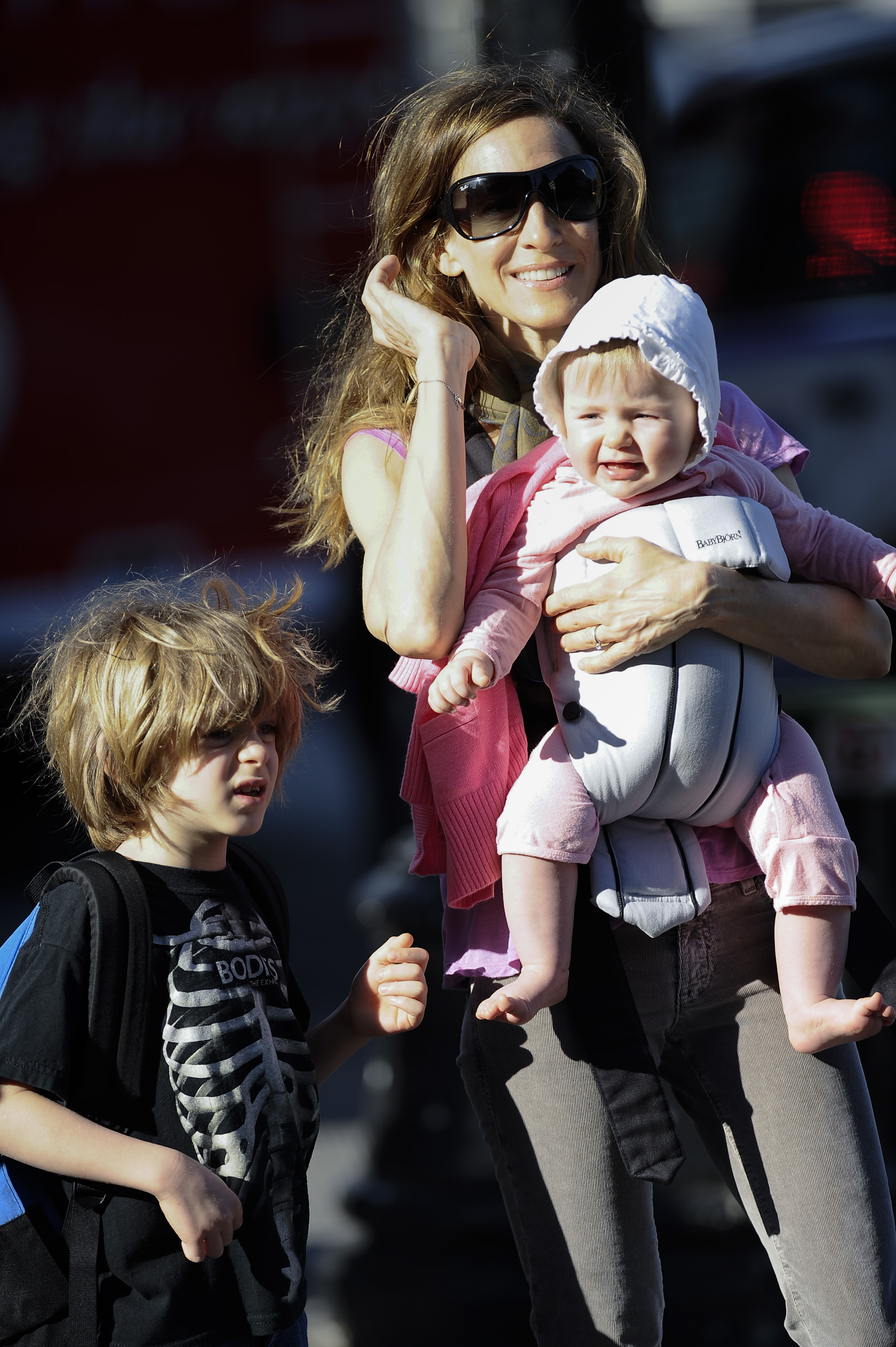 Sarah Jessica Parker with her son James and one of her twin daughters in New York City on April 07, 2010 | Source: Getty Images