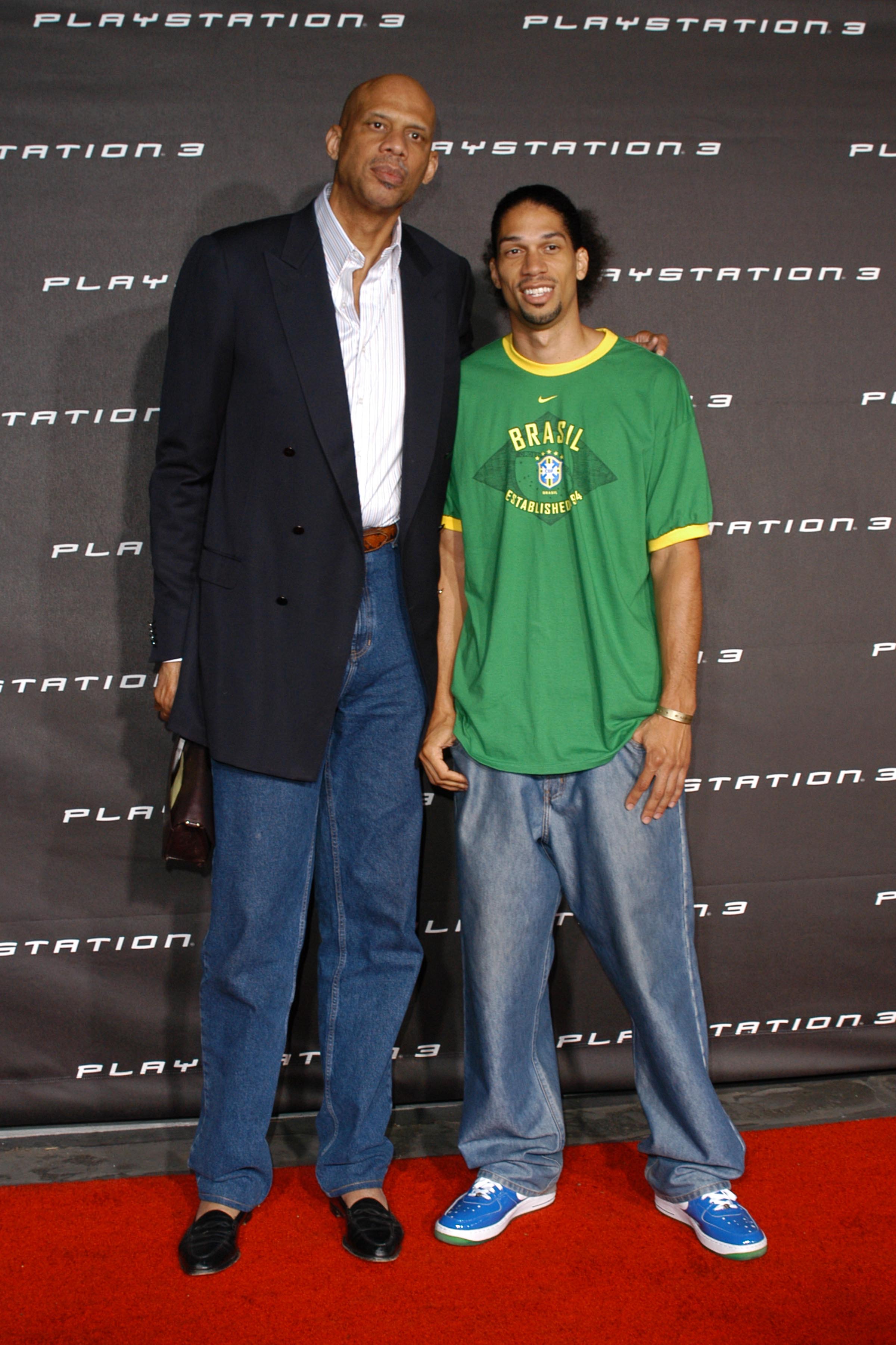 Kareem Abdul Jabbar and Son posing for a picture on November 8, 2006 | Source: Getty Images 