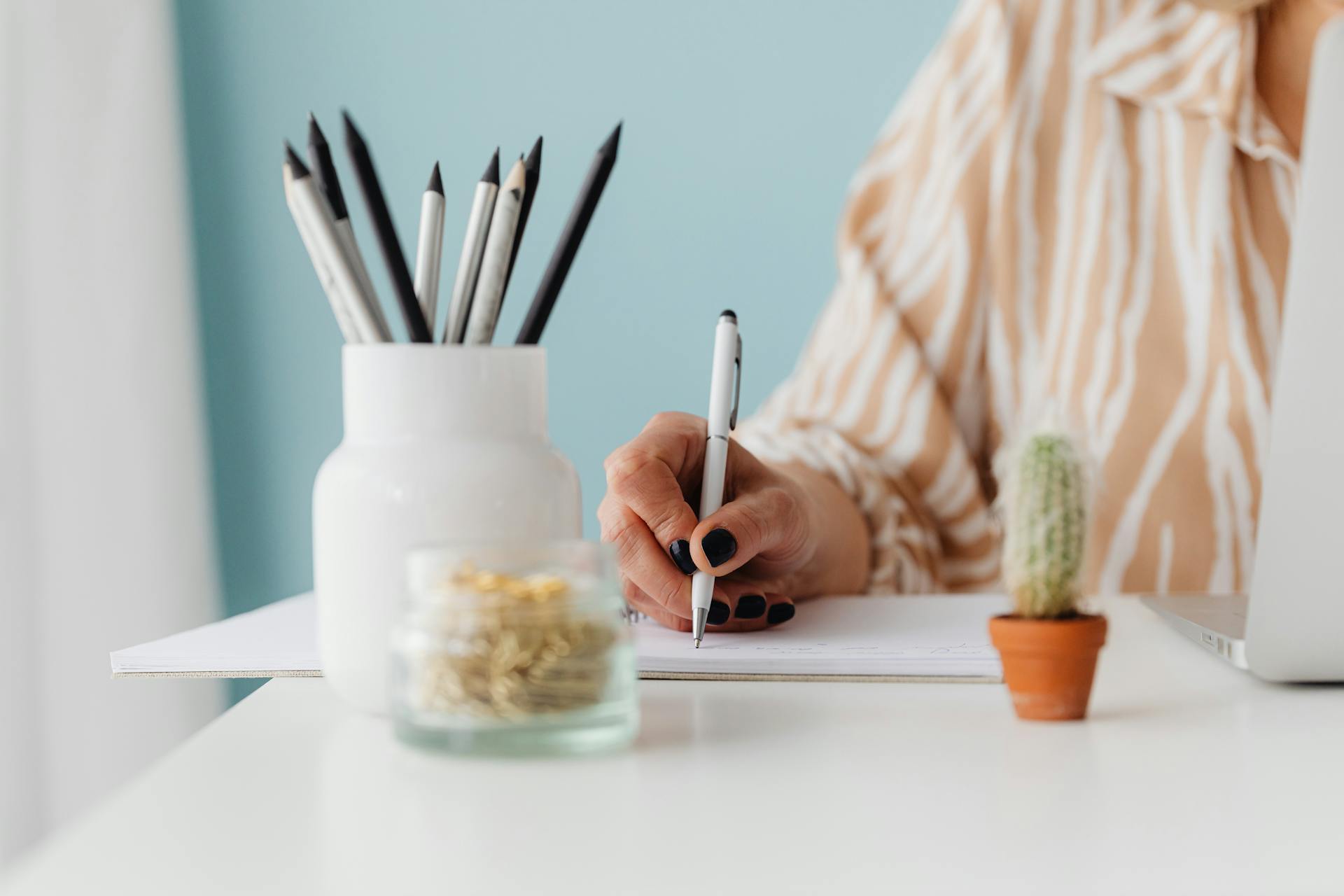 A woman writing on paper | Source: Pexels