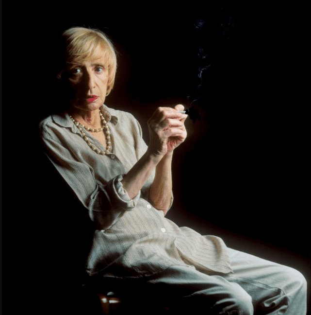 Françoise Sagan dans son salon. | Source : Getty Images Françoise Sagan dans son salon. | Source : Getty Images