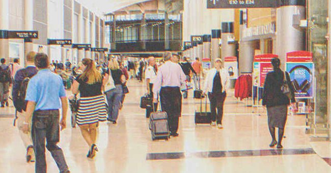 Personas desplazándose en un aeropuerto. | Foto: Shutterstock