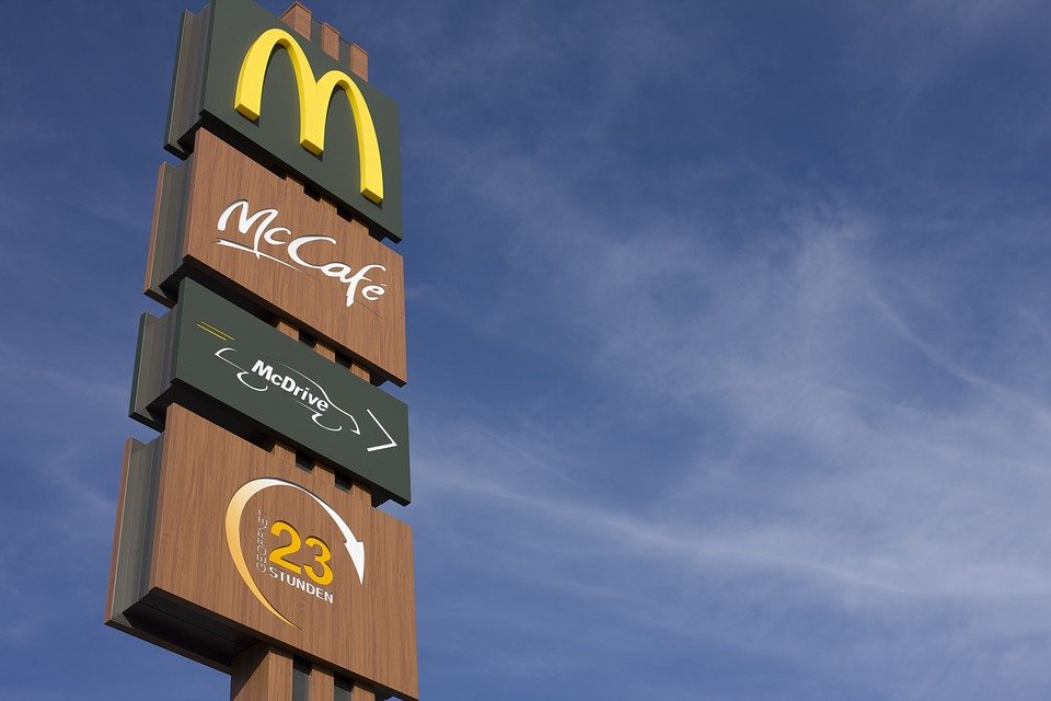 A photo of a McDonald's sign. | Photo: Pixabay