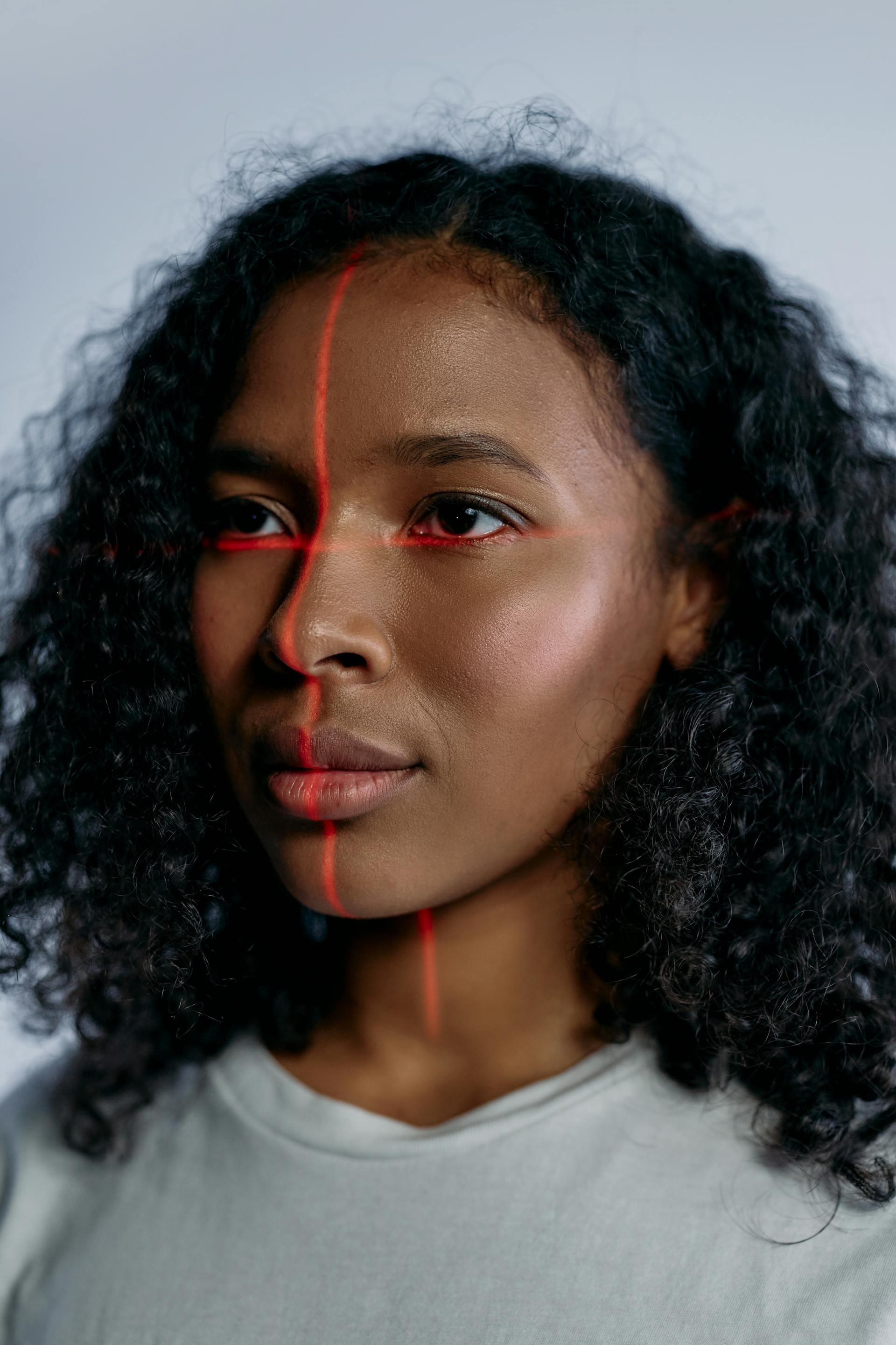 A woman with lights shining on her face | Source: Pexels