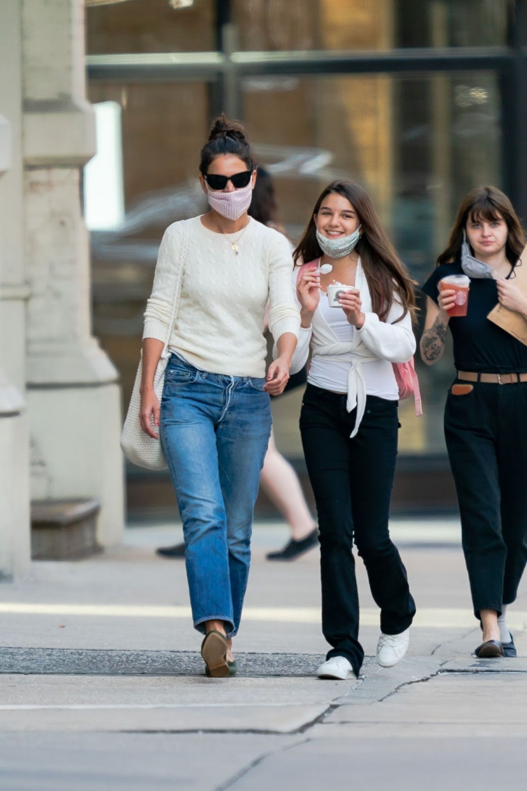 On September 8, 2020, Katie Holmes and her daughter were spotted enjoying a day out in New York. Now a teenager, Suri shared a close bond with her mother, who has raised her largely on her own, away from the limelight. | Source: Getty Images