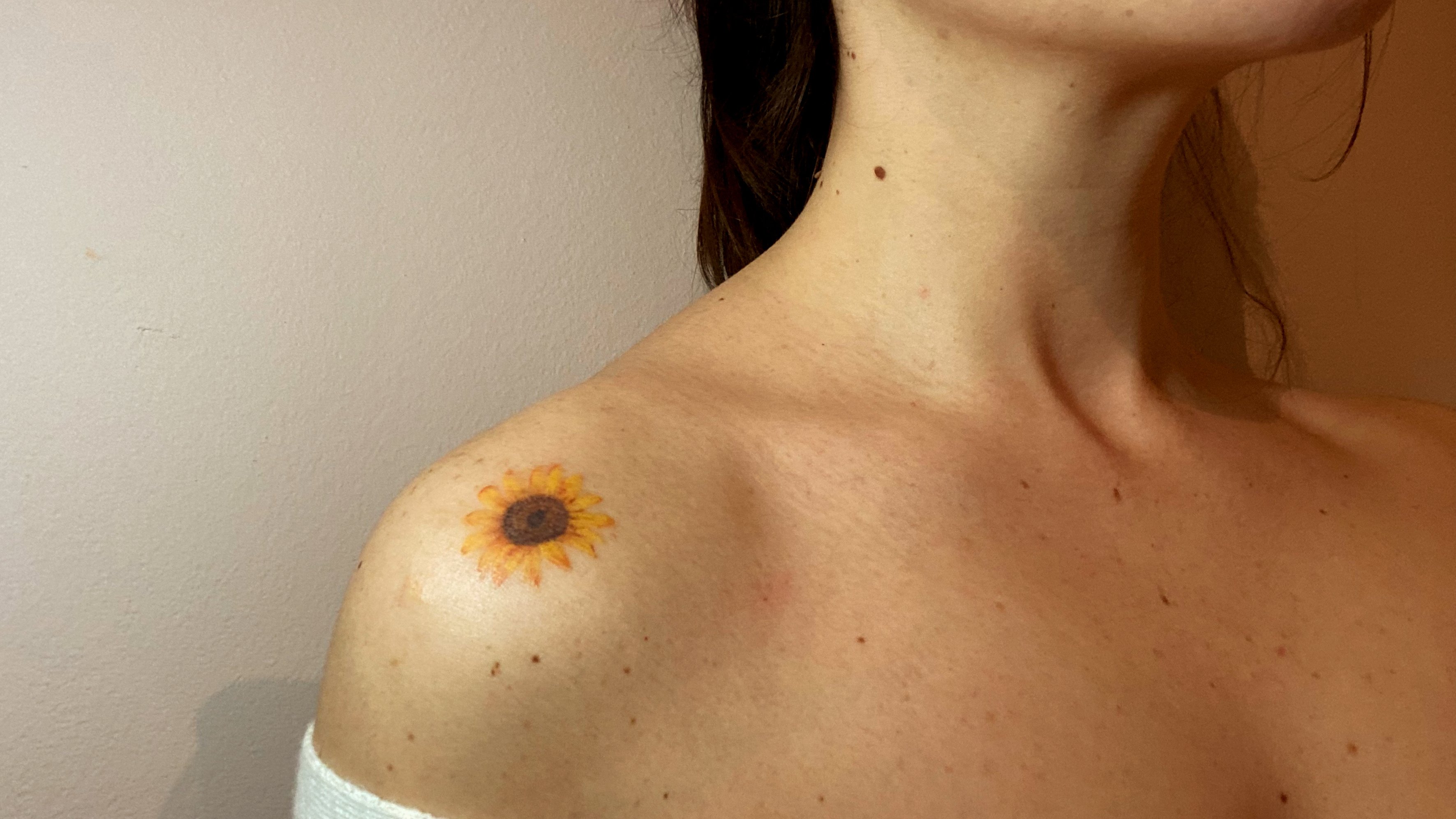 Woman with a flower tattoo on her shoulder. | Source: Getty Images