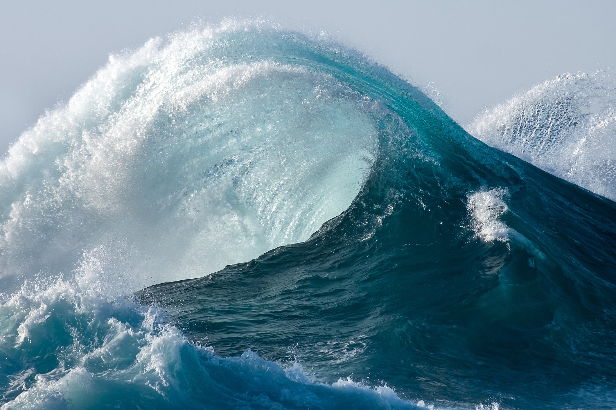 Große Welle plätschert im blauen Meer I Quelle: Getty Images