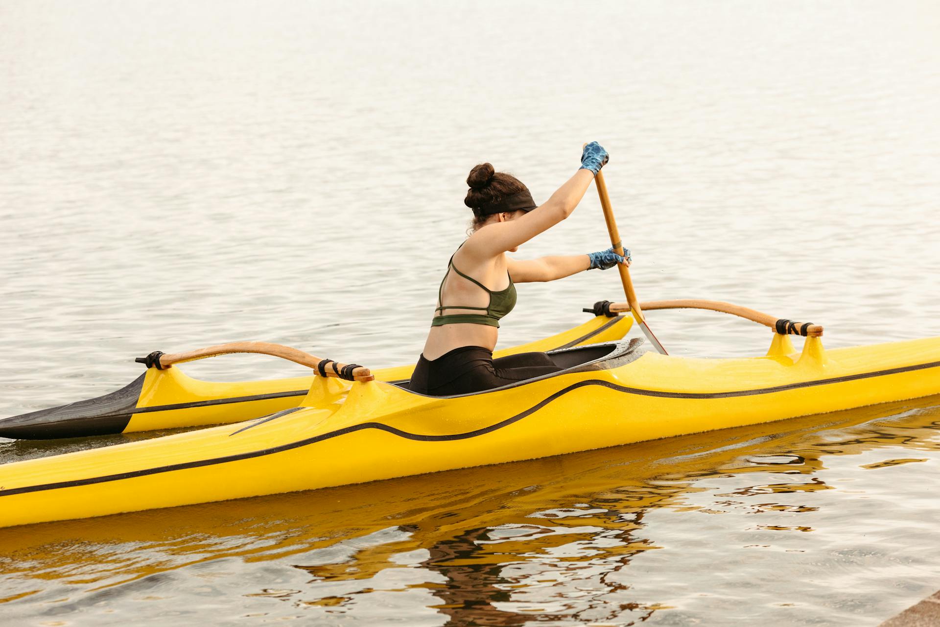 A woman kayaking | Source: Pexels