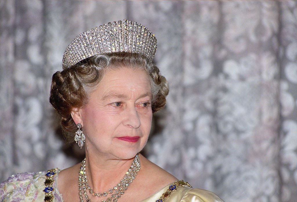 Queen Elizabeth II at a State Banquet in Iceland, June 1990 | Source: Getty Images