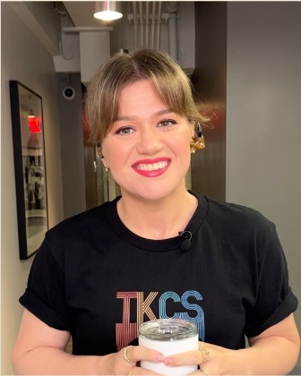 A photo  of Kelly Clarkson debuting a new hairstyle taken from a video posted on September 23, 2024 | Source: Instagram/kellyclarksonshow