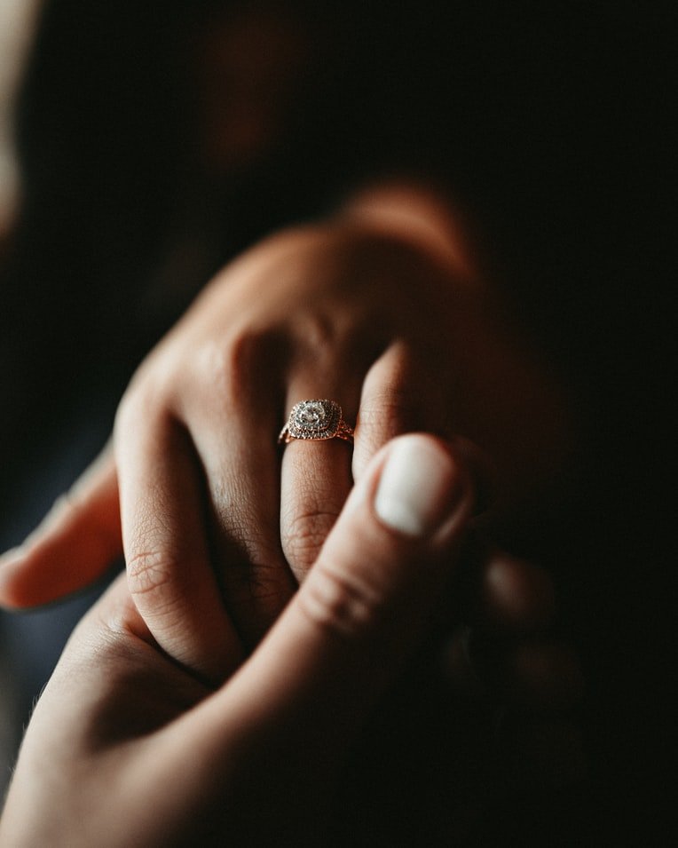 Una joven muestra su anillo de compromiso. | Foto: Unsplash
