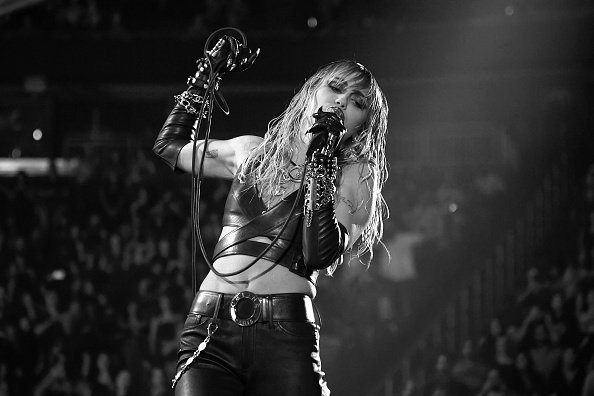 Miley Cyrus se produit sur scène lors du festival de musique iHeartRadio 2019 au T-Mobile Arena de Las Vegas, Nevada |  Photo: Getty Images
