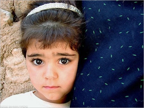 Une petite fille au regard inquiet. l Source: Flickr