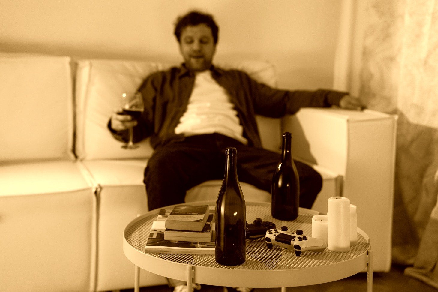 Hombre consumiendo licor. | Foto: Pexels