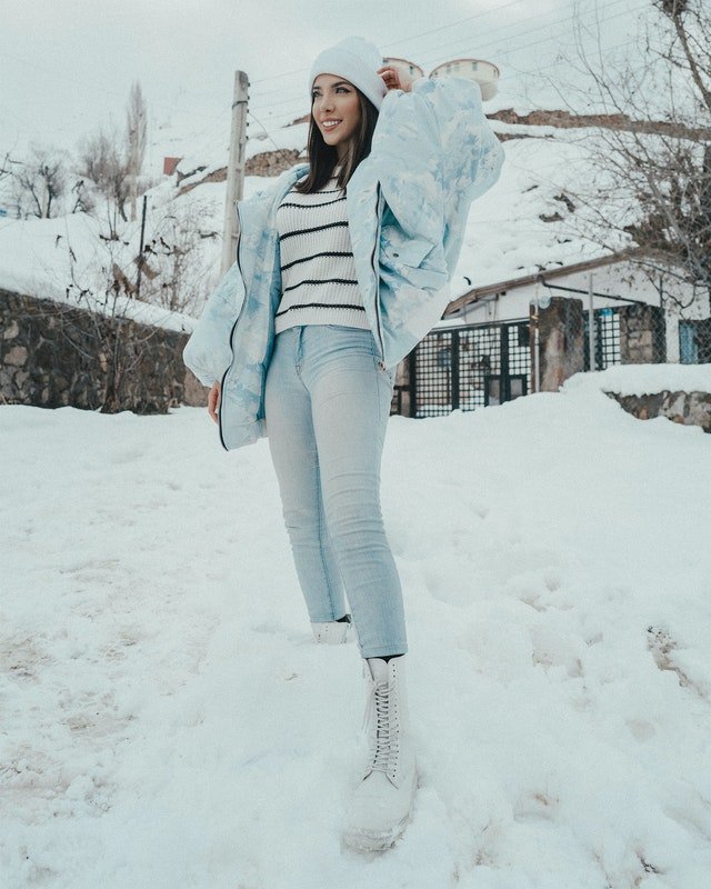 Une jeune femme en hiver | Photo : Pexels.
