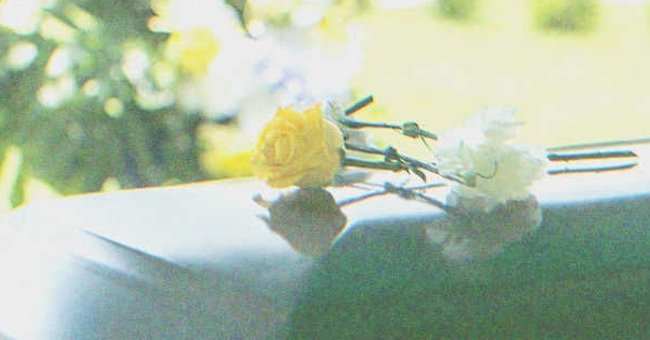 Flowers on a coffin | Source: Shutterstock