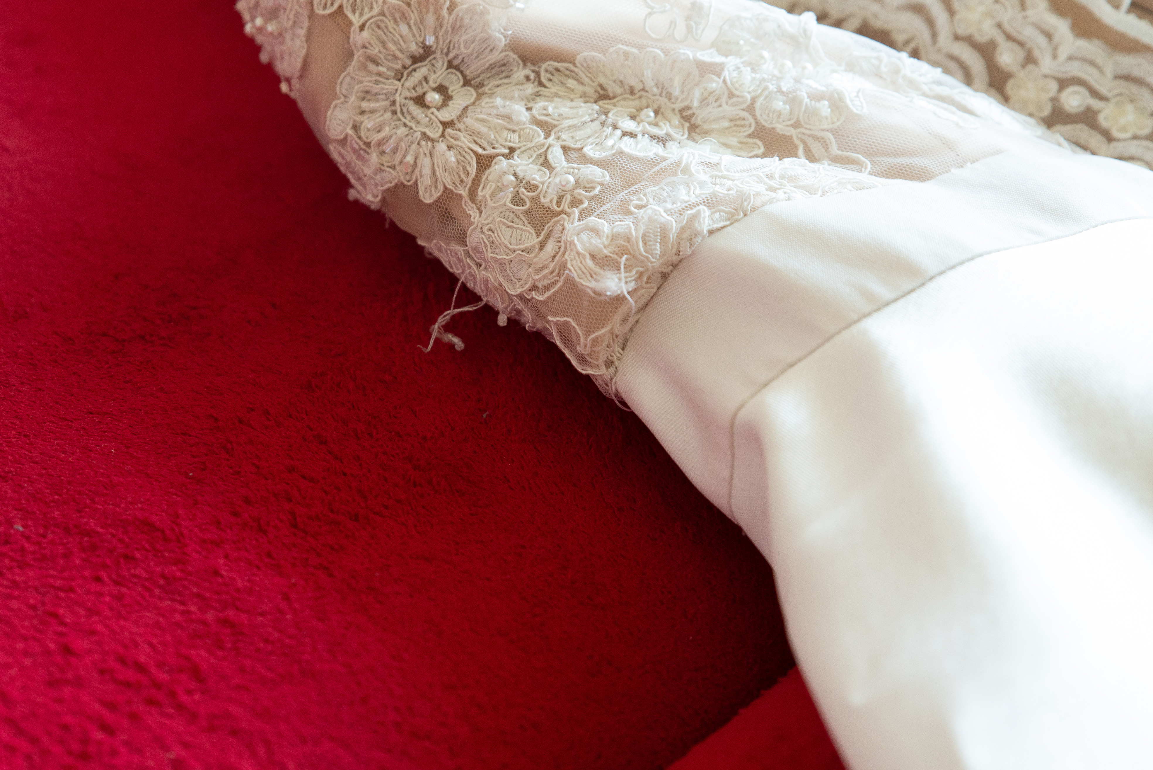 A close-up shot of a ripped wedding dress | Source: Shutterstock