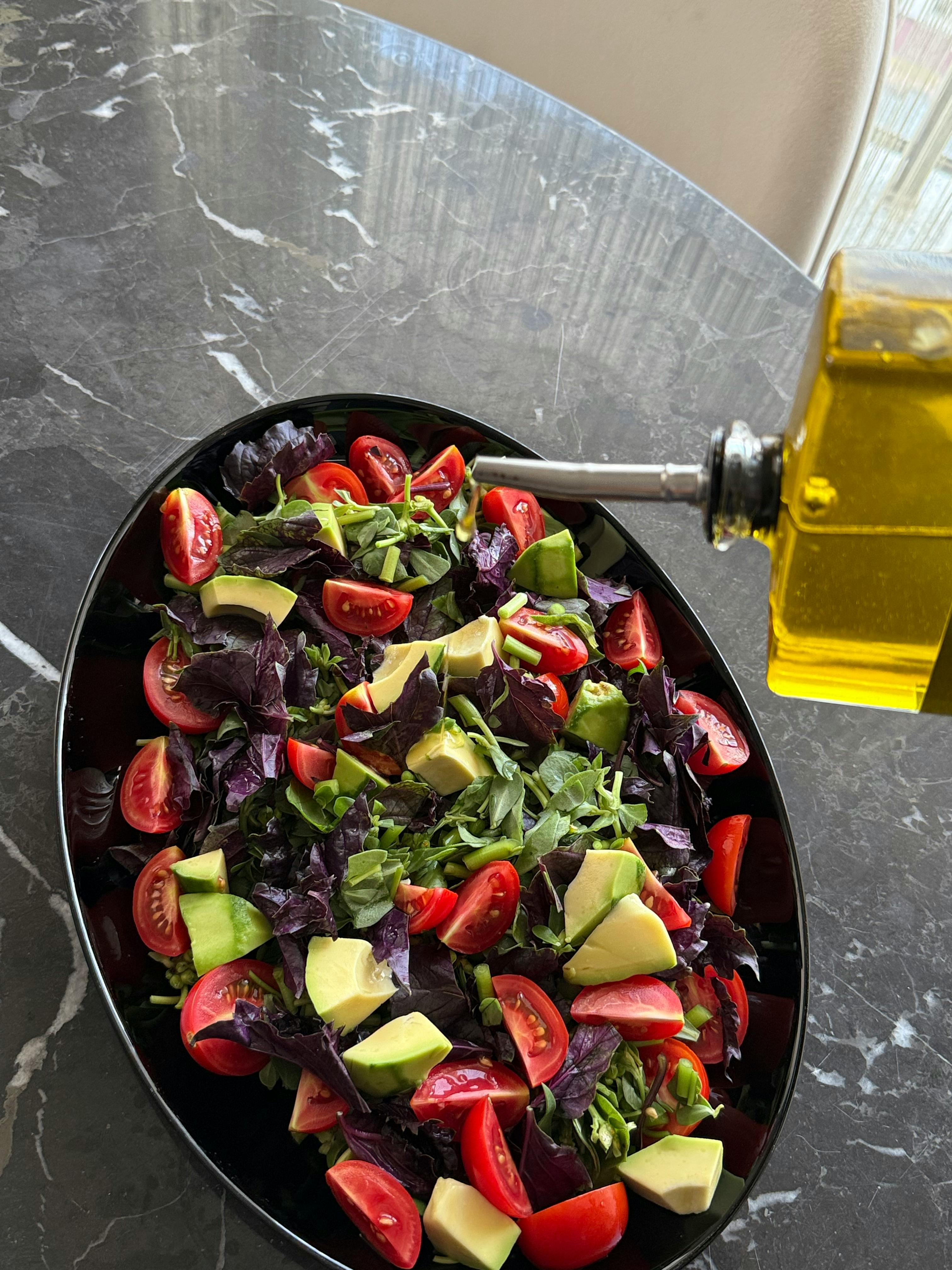 A salad drizzled in olive oil | Source: Pexels