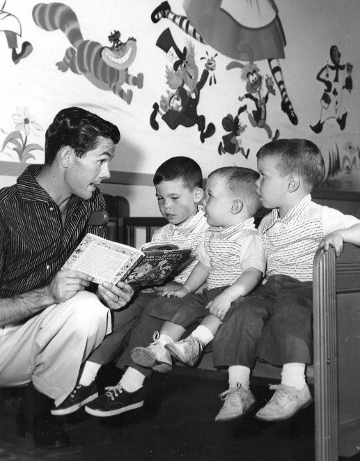 Photo of Johnny Carson reading a story with his three sons in 1955 | Photo: Wikimedia Commons Images