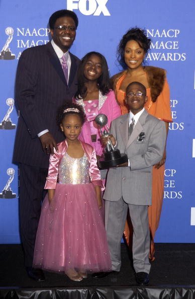 Cast members of the "Bernie Mac Show" at Universal Amphitheatre, California.| Photo: Getty Images.