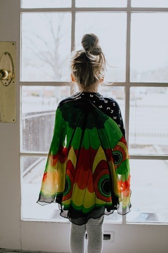 Une petite fille qui tourne le dos au caméra. | Photo :Unsplash