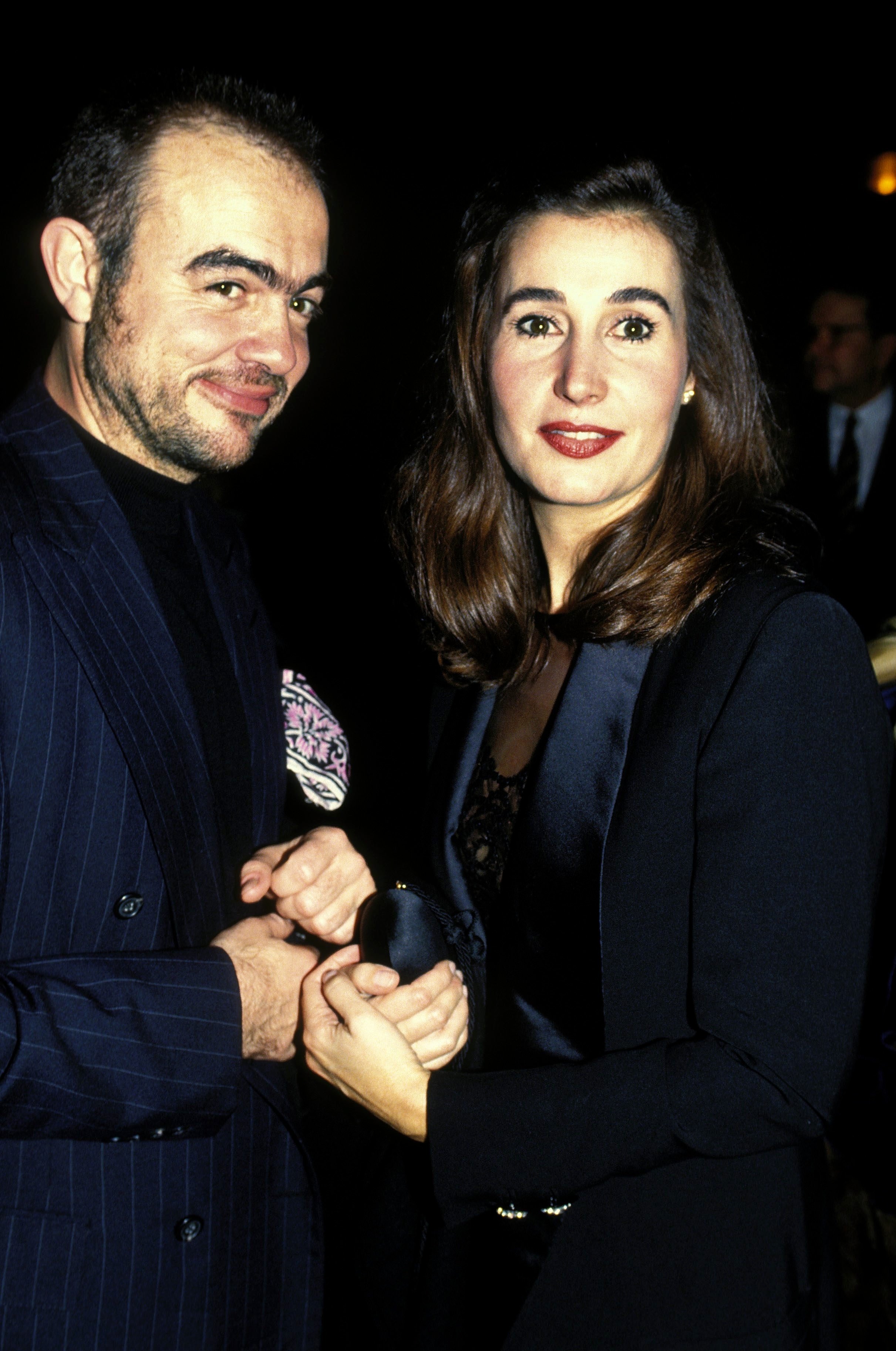 Christian Lacroix y Carmen Martínez-Bordiu en Vincennes, Francia en diciembre de 1992. | Foto: Getty Images