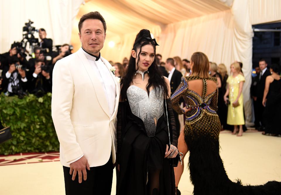 Elon Musk et sa compagne Grimes. l Source : Getty Images