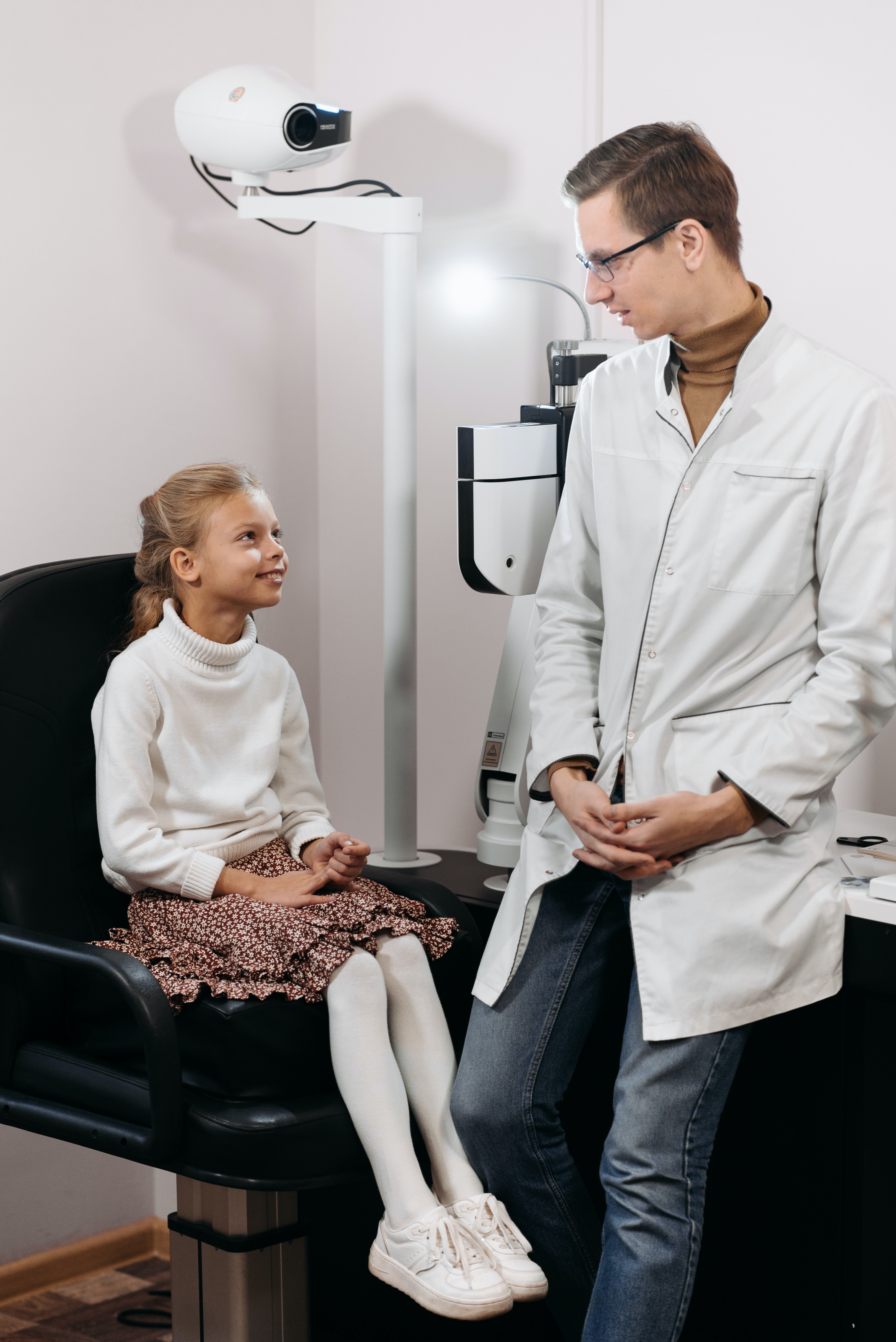 Doctor talking to a young girl | Photo: Pexels
