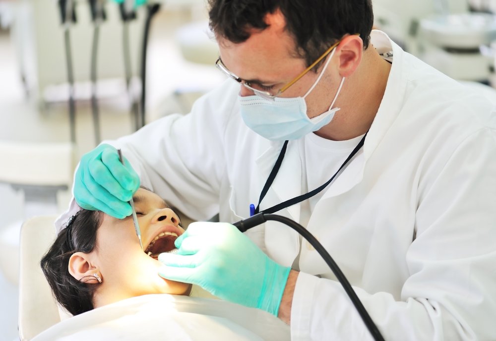 Niño siendo atendido por un odontólogo. | Foto: Shutterstock.