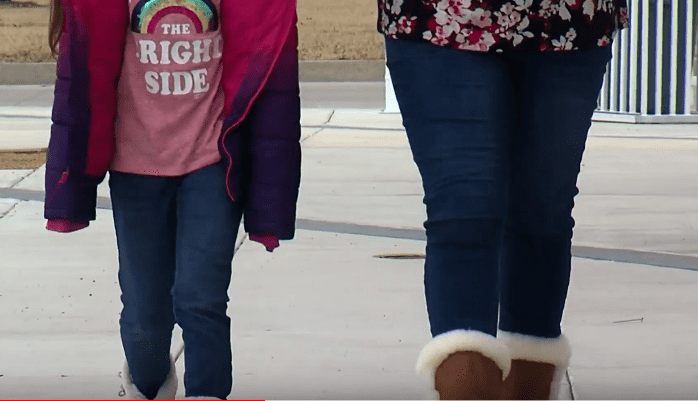 Delanie Shelton and her daughter, Chloe, walking together | Photo: YouTube/9NEWS
