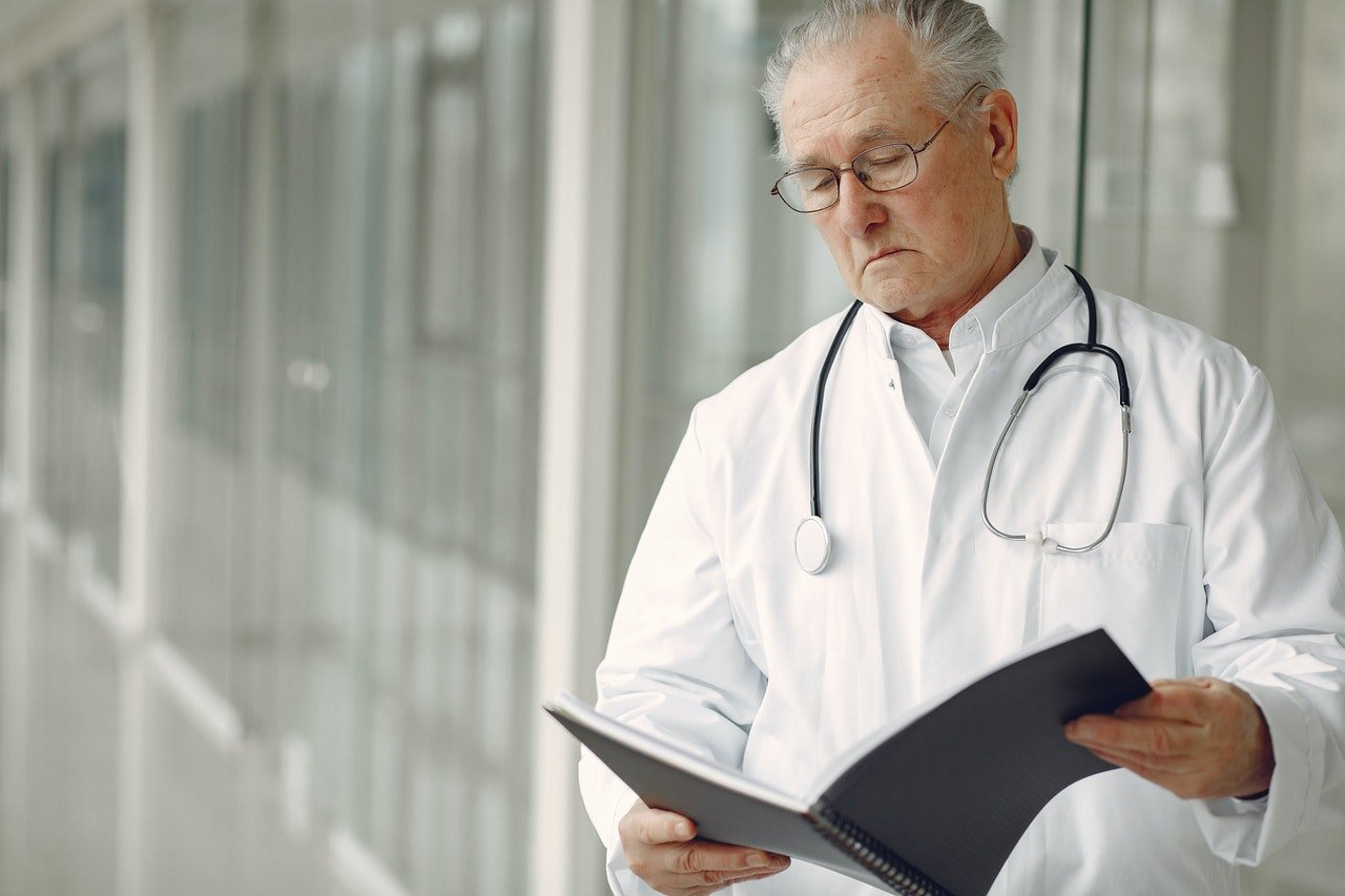 Photo of a doctor reading a report | Photo: Pexels