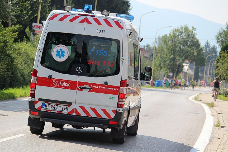 Ambulancia conduciendo por una carretera. | Imagen: Pixabay Ambulancia conduciendo por una carretera. | Imagen: Pixabay