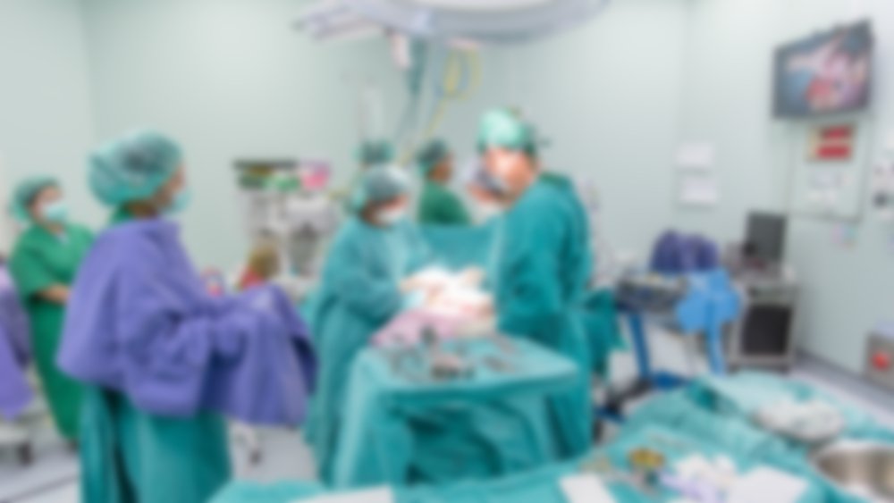 Cirujanos realizando operación. || Fuente: Shutterstock Cirujanos realizando operación. || Fuente: Shutterstock