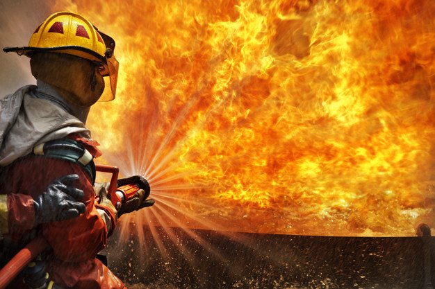 Bomberos apagando incendio. │Foto: Freepik Bomberos apagando incendio. │Foto: Freepik