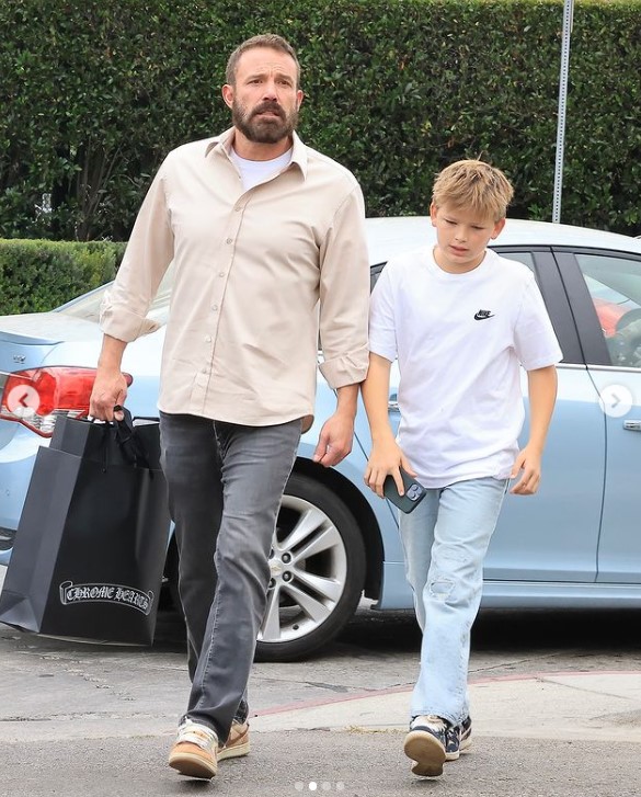 Ben and Samuel Affleck on a shopping spree in Los Angeles in a post uploaded on November 3, 2024 | Source: Instagram/la.gossiptv