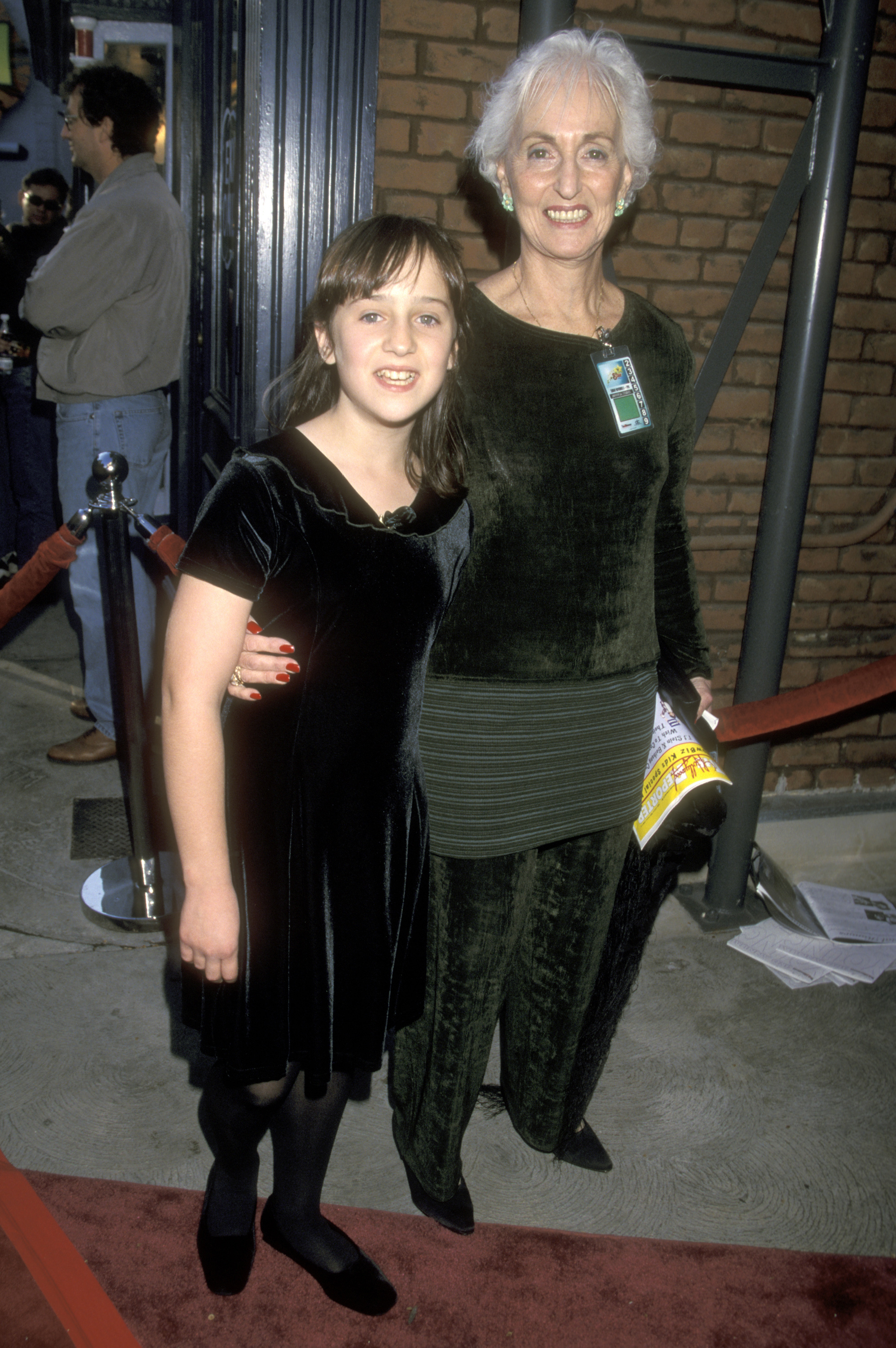 Mara Wilson and her grandmother attend The Hollywood Reporter's Third Annual YoungStar Awards in Universal City, California, on November 8, 1998 | Source: Getty Images