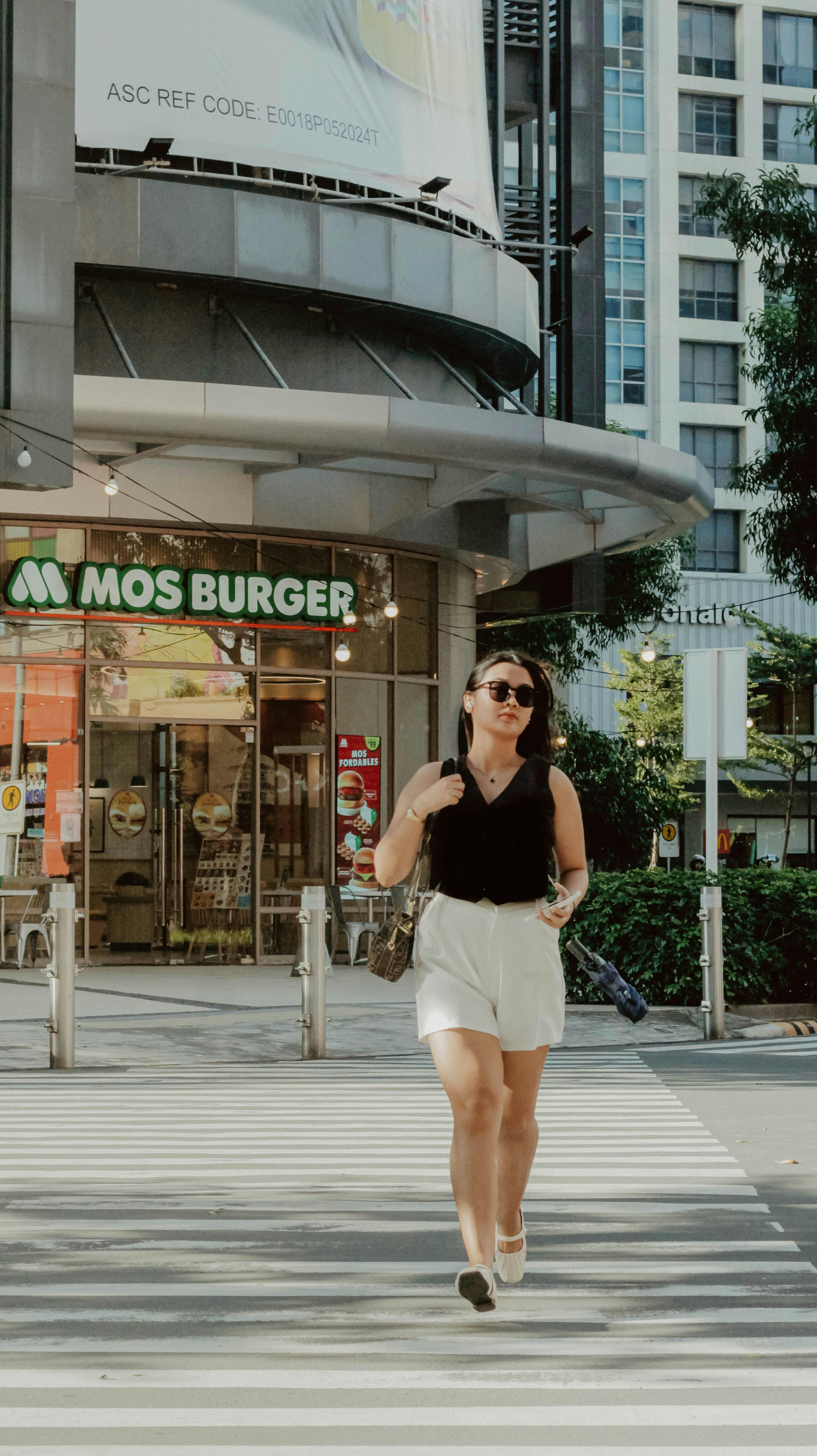 A woman walking. | Source: Pexels