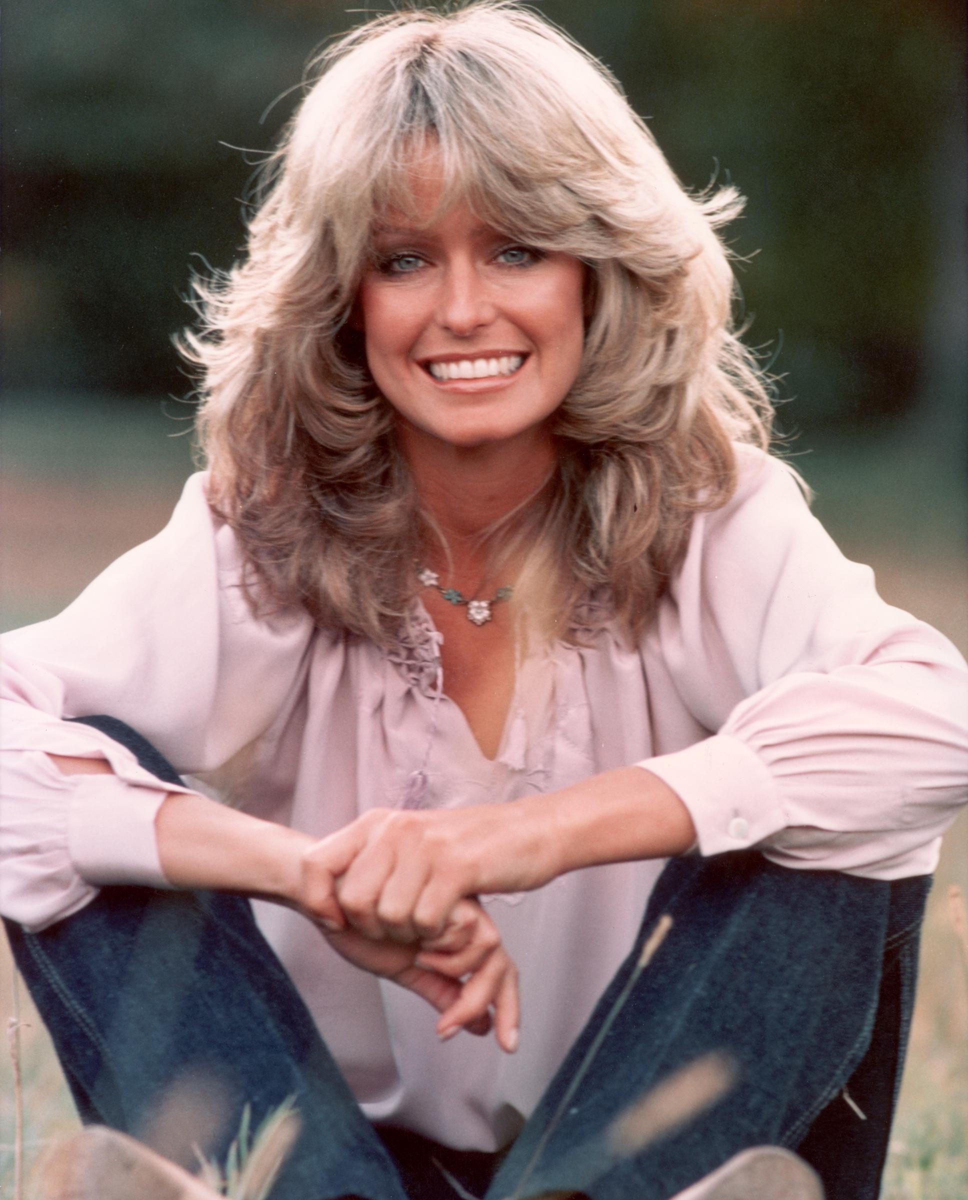 Farrah Fawcett poses for a photo in 1975 | Source: Getty Images