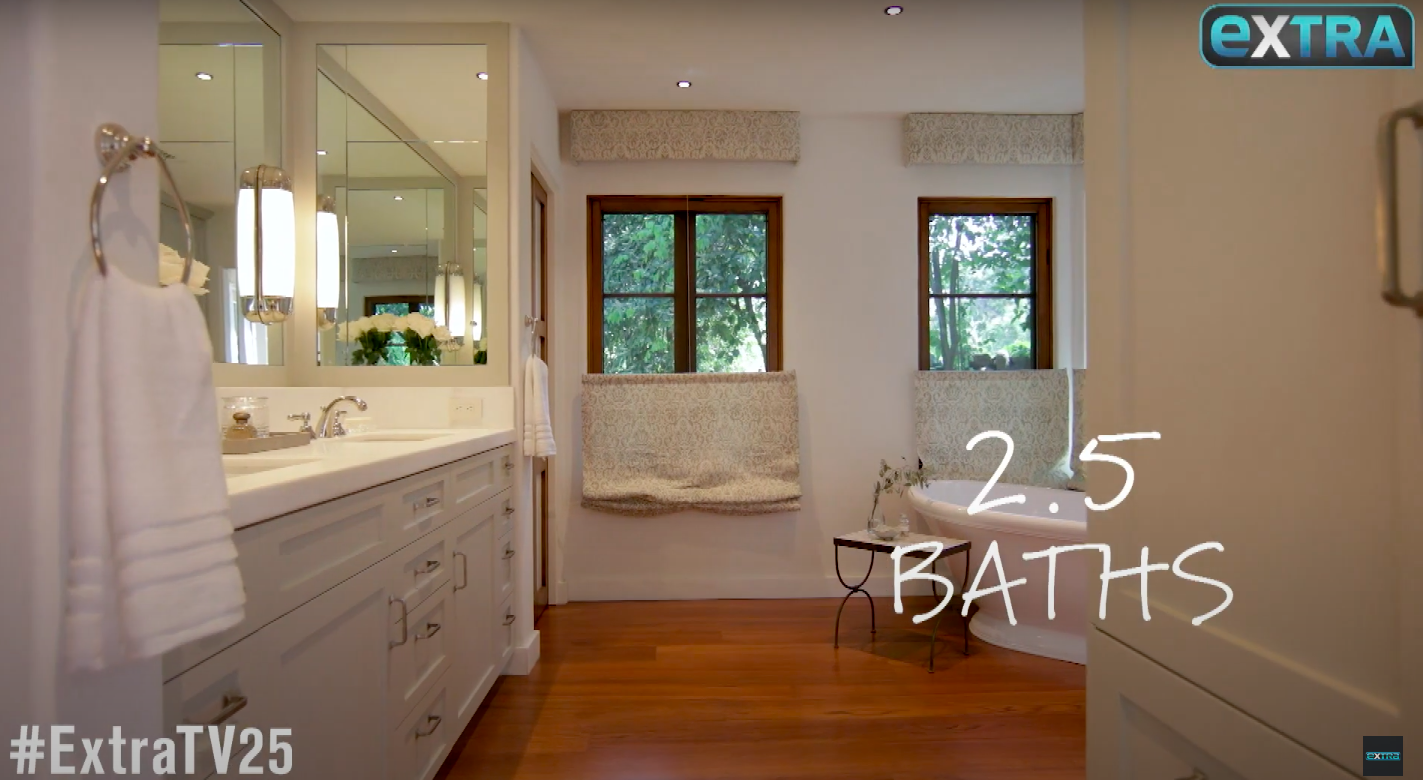 A view of one of the bathrooms inside Jeff Bridges' former home, posted on August 17, 2019 | Source: YouTube/extratv