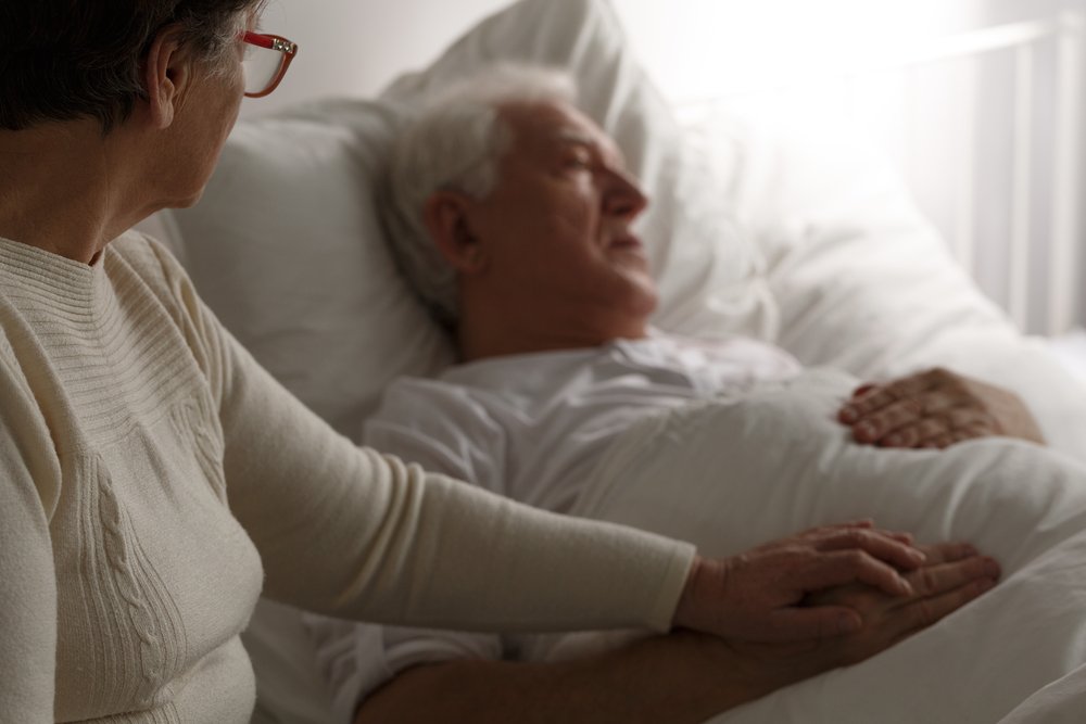 Anciano en la cama de un hospital. | Foto: Shutterstock