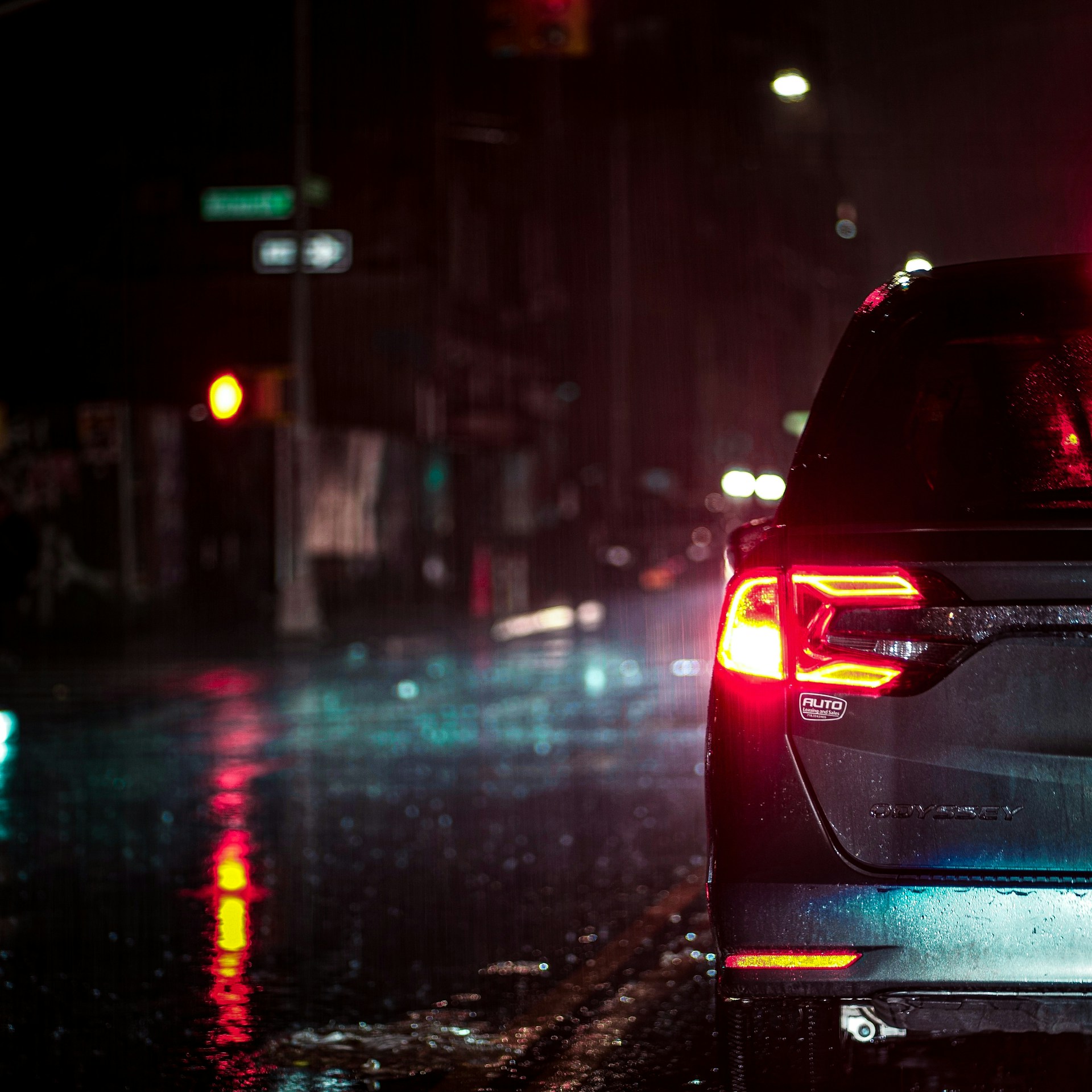 A car on the road on a rainy night | Source: Unsplash