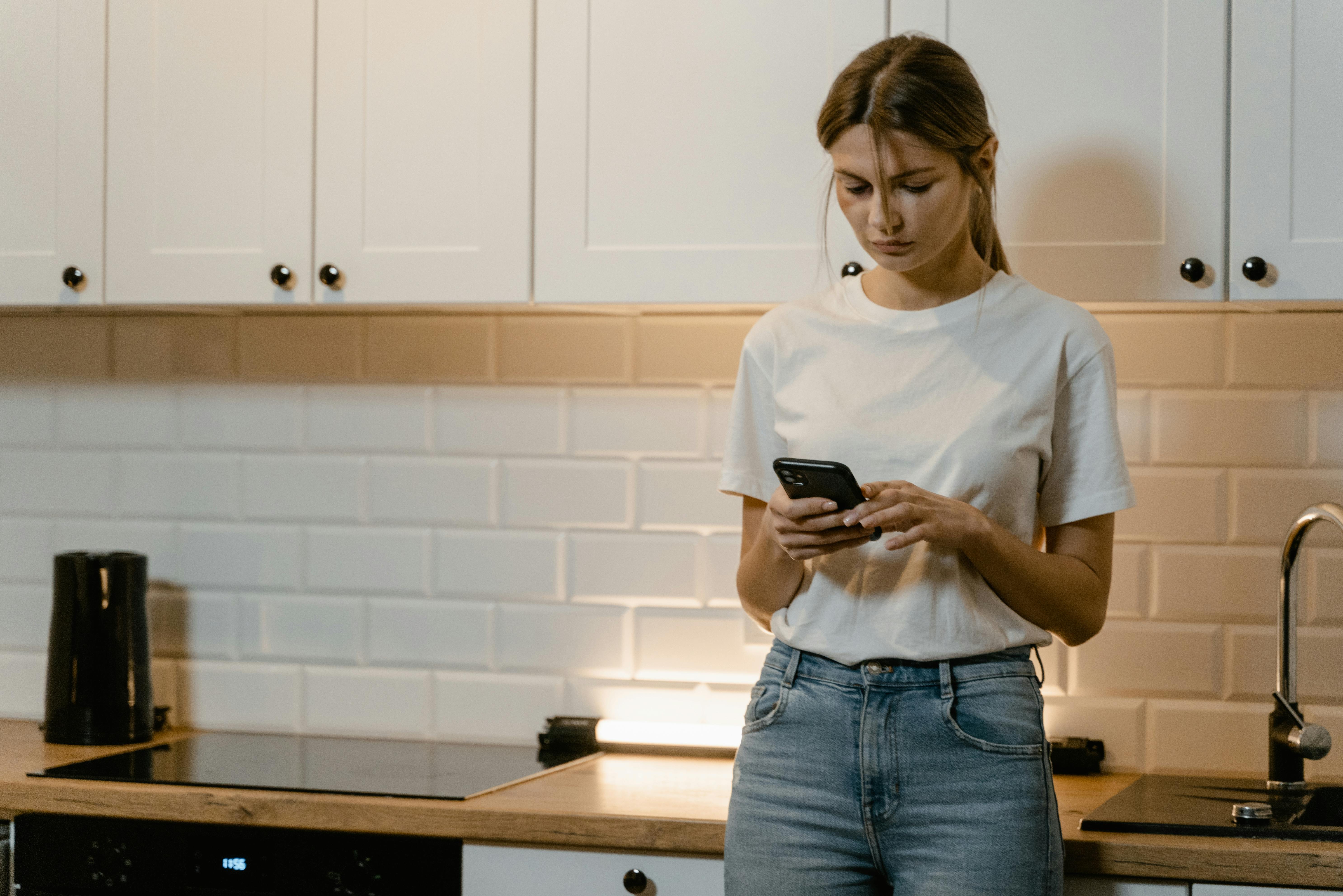 A sad woman on her phone | Source: Pexels