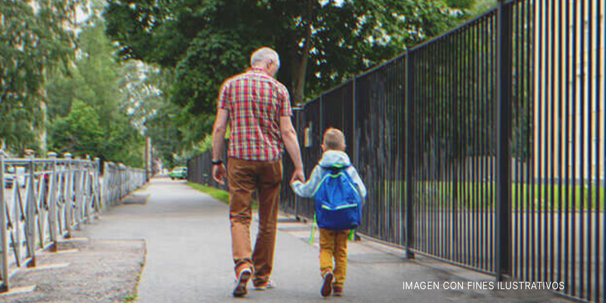 Un homme et un garçon se tiennent la main en marchant. | Source : Shutterstock