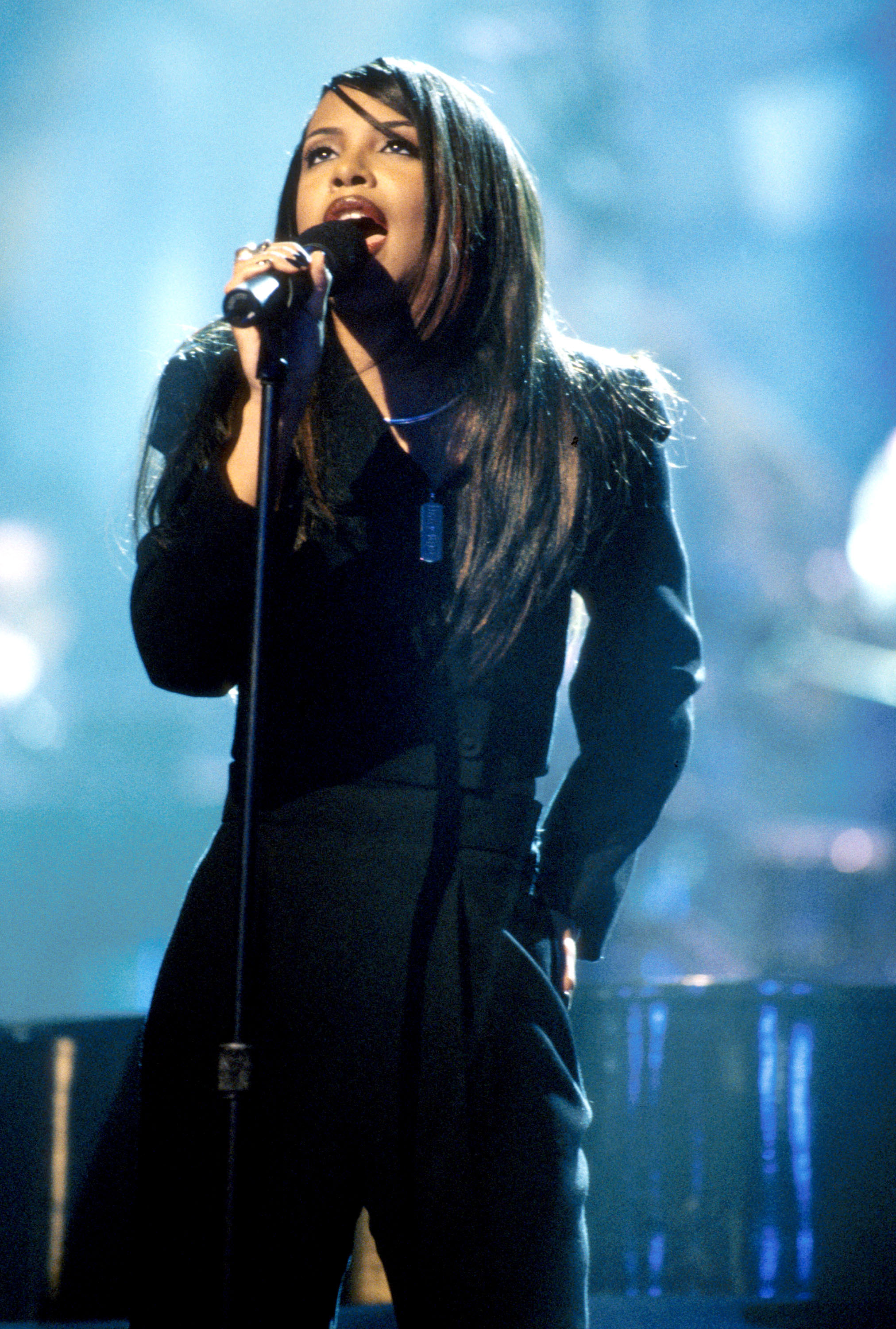 Aaliyah performing at "A Gift of Song" concert in New York on January 1, 1997 | Source: Getty Images