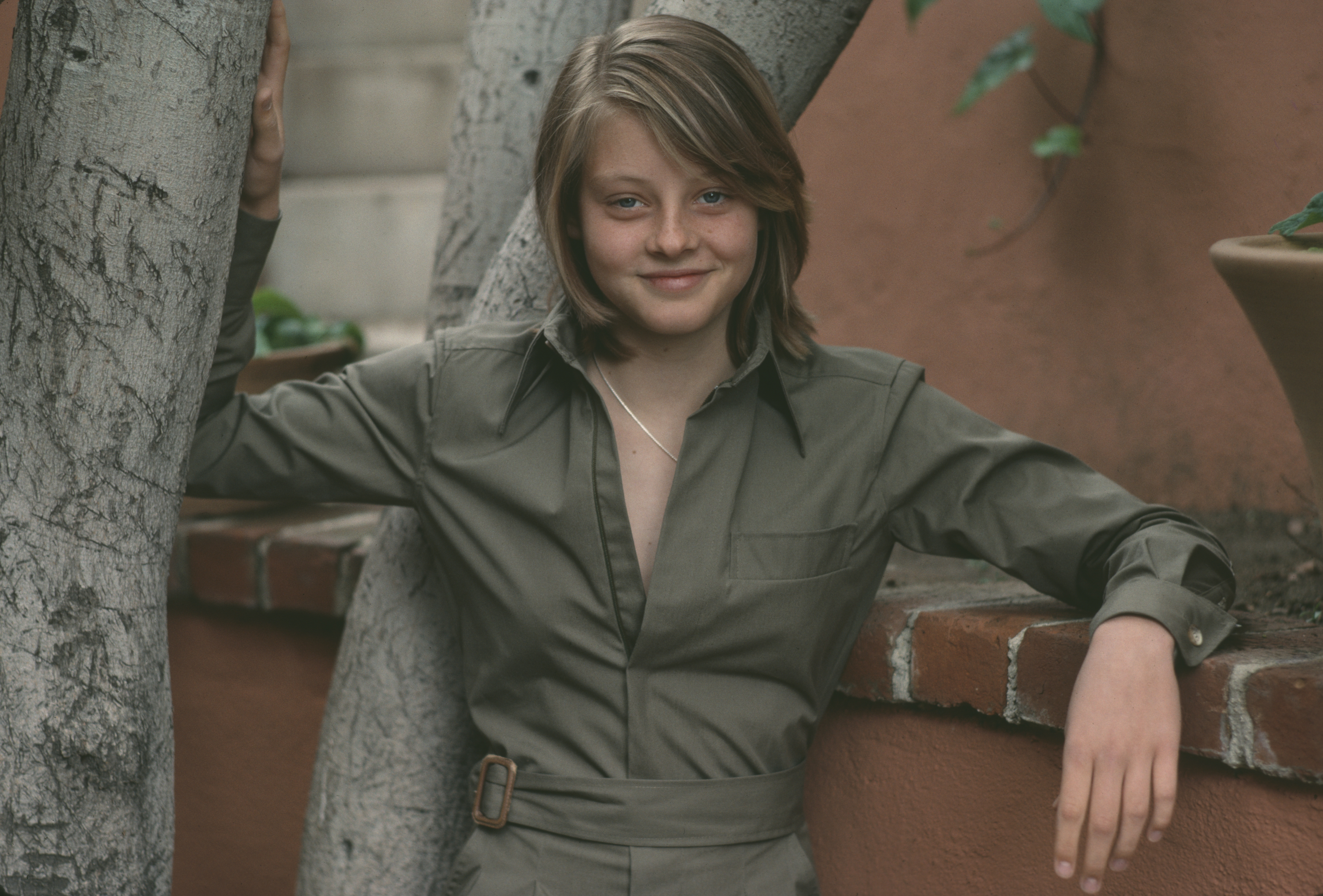 Jodie Foster posing for a picture when she was young in 1976 | Source: Getty Images