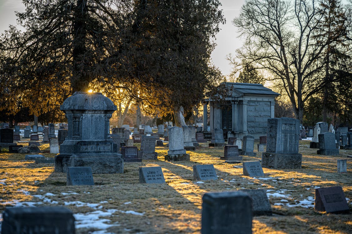 He walked towards his wife's grave and was surprised to see a young boy there. | Source: Pexels